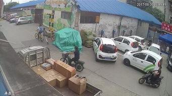 交警吃瓜群众被撞,一场意外引发的舆论风暴