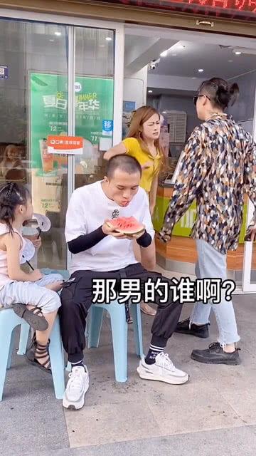 当吃瓜群众遇上情侣吵架,现场直击!