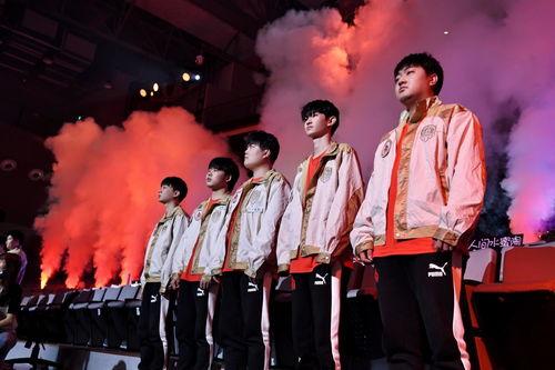 ag超玩会吃瓜群众合影,揭秘战队幕后温馨瞬间